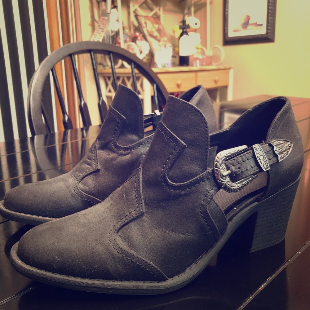 Black heeled booties with buckles